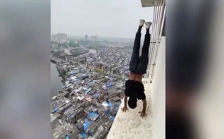 ২২তলার কার্নিশে ঝুঁকিপূর্ণ কসরৎ, যুবক গ্রেপ্তার