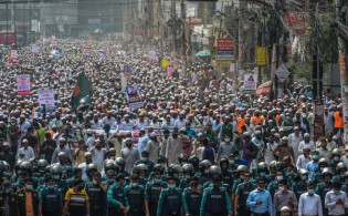 ফরাসি দূতাবাস ঘেরাও কর্মসূচিতে মানুষের ঢল, পুলিশের বাধা