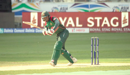 আউট আউট শুরুতেই উইকেট হারালো টাইগাররা,দেখেনিন সর্বশেষ স্কোর