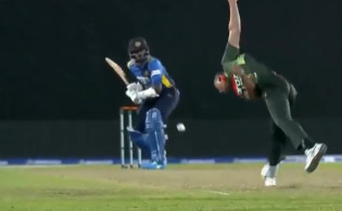 জয়ের জন্য শেষ ৭৭ বল থেকে শ্রীলংকার প্রয়োজন
