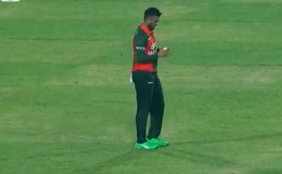 আর মাত্র ১৮ বল থেকে শ্রীলংকার প্রয়োজন