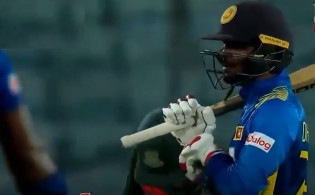 ১৯ ওভারের খেলা শেষ ৩ উইকেট হারালো শ্রীলঙ্কা,সর্বশেষ স্কোর