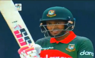 মুশফিক-মাহমুদউল্লাহর ব্যাটেই ঘুরে দাঁড়ানোর চেষ্টা করছে বাংলাদেশ, দেখেনিন সর্বশেষ স্কোর