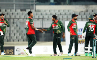 মুস্তাফিজের আঘাত,পরপর ২ উইকেট হারালো শ্রীলংকা