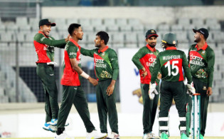 ২৬ ওভারে ৫ উইকেট হারিয়ে অসহায় শ্রীলংকার,সর্বশেষ স্কোর