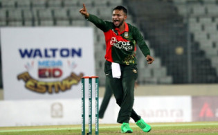 চরম দু: সংবাদ : মাঠে খেলতে খেলতে নতুন দু:সংবাদ পেলেন সাকিব