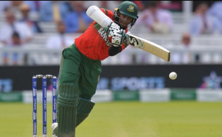 বল হাতে ২ উইকেট নেয়ার পর দুদার্ন্ত ব্যাটিং করলেন সাকিব,সর্বশেষ স্কোর