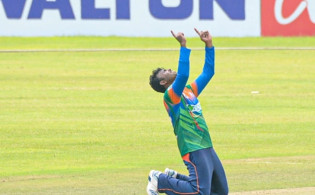 w,w,w ৩ বলে ৩ উইকেট নিয়ে অবিশ্বাস রেকর্ড গড়লেন নতুন টাইগার বোলার
