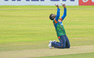 আলাউদ্দিনের দুর্দান্ত হ্যাটট্রিকে অসহায় সাব্বির-নাঈমদের মামুলি সংগ্রহ