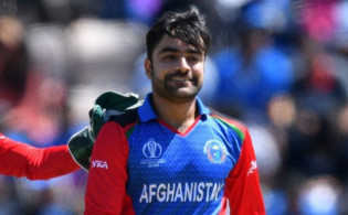কাউন্টিকে অপেক্ষায় রাখলেন রশিদ খান