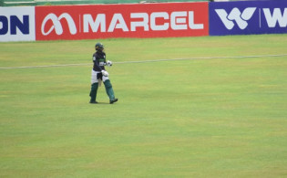 ২৭ রানেই শেষ, শুন্য রানে সাকিব