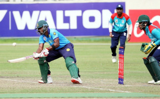 ৬,৬,৬,৪,৪,৬ শাহরিয়ারের চার ছক্কার ঝড়ে বিশাল স্কোর দাড় করালো আবাহনী