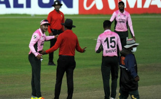 ব্রেকিং নিউজ : মাঠে যাওয়ার পথে ডিপিএলের আম্পায়ারদের ওপর হামলা