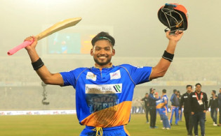 দুর্দান্ত ব্যাটিং ১১০ বলে চার ছক্কার ফুলঝুড়ি দেখলো ক্রিকেট বিশ্ব