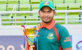 বোলিং করতে গিয়ে মাত্র ১০ বলেই উইকেটের বন্যায় ভাসালেন ব্যাটসম্যান