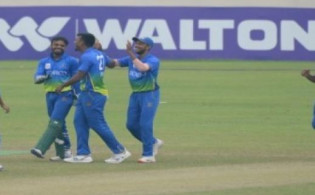 সহজ টার্গেট নিয়ে খেলতে নেমেও হারলেন রিয়াদ-সৌম্যরা