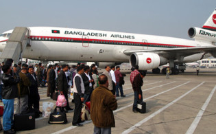 বিমানবন্দরে ফাঁকি দিয়ে পালালো ৬ মালয়েশিয়া প্রবাসী