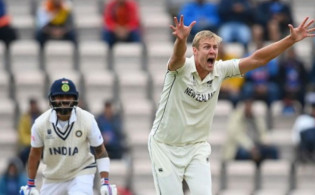 এইমাত্র পাওয়া : হঠাৎ লজ্জা জনকভাবে অল আউট হয়ে গেলো ভারত
