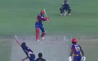 ছক্কার বন্যায় ভেসে রেকর্ড গড়ে করাচিকে প্লে-অফে তুললেন আজিজ