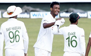 বাংলাদেশের ইনিংস ঘোষণা, বোলিংয়ের শুরুতেই উইকেট