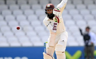 টানা ৬ ঘণ্টা ব্যাটিং করে ও ২৭৮টি বল করে দলকে বাঁচালেন আমলা