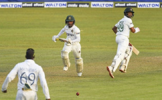 টাইগারদের রানের গতিতে জিম্বাবুয়ের বোলারদের হাঁটু কাঁপছে