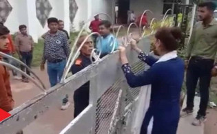অন্য মেয়েকে বিয়ে করছে প্রেমিক,গেটের বাইরে দাঁড়িয়ে প্রেমিকার আহাজারি ভিডিওসহ