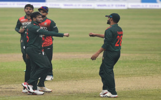 অল-আউটের পথে জিম্বাবুয়ে, দেখেনিন সর্বশেষ স্কোর