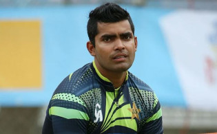 একাই ৪ জনের সাথে মারামারি করলেন আকমল
