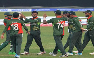 তাসকিনের পর উইকেটে আঘা’ত হানলেন মিরাজ
