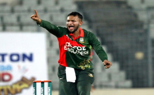 টাইগারদের চাপের হাত থেকে বাঁচালেন সাকিব