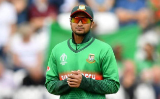 ব্রেক থ্রু এনে দিলেন সাকিব