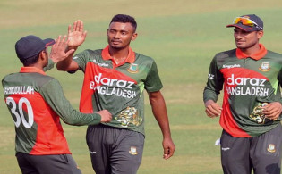 বোলিংয়ে বাংলাদেশ দেখেনিন দুই দলের একাদশ