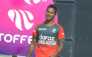 একের পর এক উইকেট হারিয়ে দিশেহারা জিম্বাবুয়ে দেখেনিন সর্বশেষ স্কোর