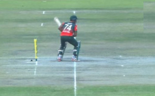 ব্যাট চালাল সাইফউদ্দিন, বেল ফেলে দিল অদৃশ্য শক্তি ভিডিও ভাইরাল