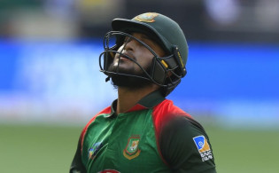 আউট হলেন সাকিব