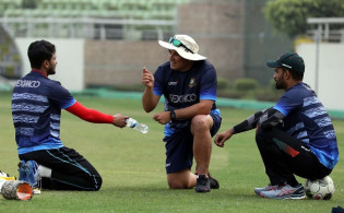 অস্ট্রেলিয়ার বিপক্ষে মিঠুন ও সাকিবকে নিয়ে কঠিন সিদ্ধান্ত নিচ্ছেন : রাসেল ডোমিঙ্গো