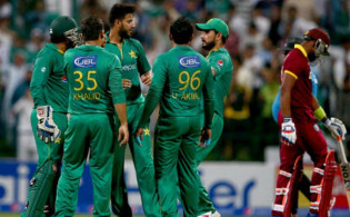 পাকিস্তান-ওয়েস্ট ইন্ডিজ তৃতীয় টি-টোয়েন্টি ম্যাচ দেখে অবাক ক্রিকেট ম্যাচ শেষ ৮ বলে