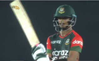 ১৯ ওভার শেষ,দেখেনিন সর্বশেষ স্কোর
