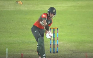 অস্ট্রেলিয়াকে মাঝারি রানের টার্গেট ছুড়ে দিলো বাংলাদেশ