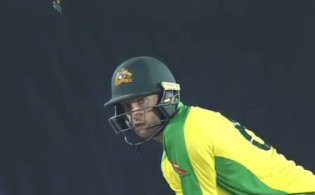 ৭ উইকেট হারালো অস্ট্রেলিয়া, জয়ের জন্য শেষ ১২ বল থেকে প্রয়োজন আরও