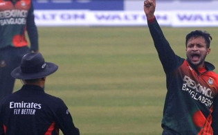অবশেষে পরপর উইকেট তুলে নিলো বাংলাদেশ,সর্বশেষ স্কোর