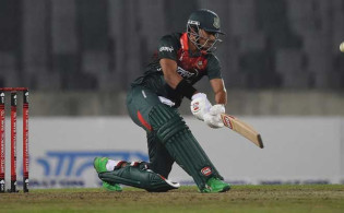 আবারও ব্যর্থ সৌম্য,সর্বশেষ স্কোর