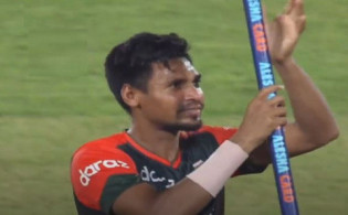 প্রথম বোলার হিসেবে রেকর্ড গড়লো মুস্তাফিজ