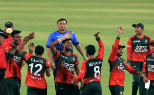 অস্ট্রেলিয়ার এমন লজ্জার হারে অনেক খুশি ইংল্যান্ডের সাবেক ক্রিকেটার মাইকেল ভন