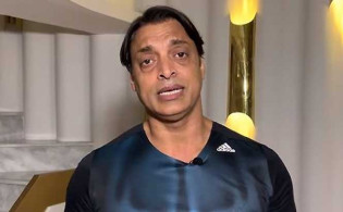 ৯ নম্বরে নামা ‘ব্যাটসম্যানের’ কাছে পাকিস্থানের হারের পর শোয়েবের করা টুইট ভাইরাল