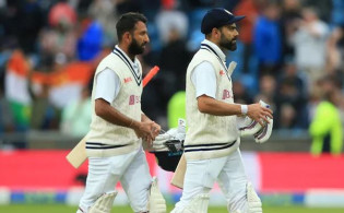 ভয় কাটেনি ভারতের আস্তে আস্তে এগিয়ে যাচ্ছে কোহলি-পুজারা