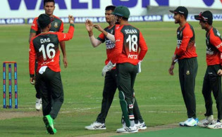 পর পর দুই উইকেট হারিয়ে বিপদে নিউজিল্যান্ড, দেখেনিন সর্বশেষ স্কোর