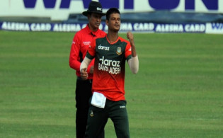 এক ম্যাচে দুই মেইডেন নিয়ে নাসুমের রেকর্ড