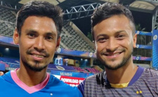 একজন আইপিএল খেলতে দেশ ছাড়লেও আরেকজন রয়েছেন দেশেই